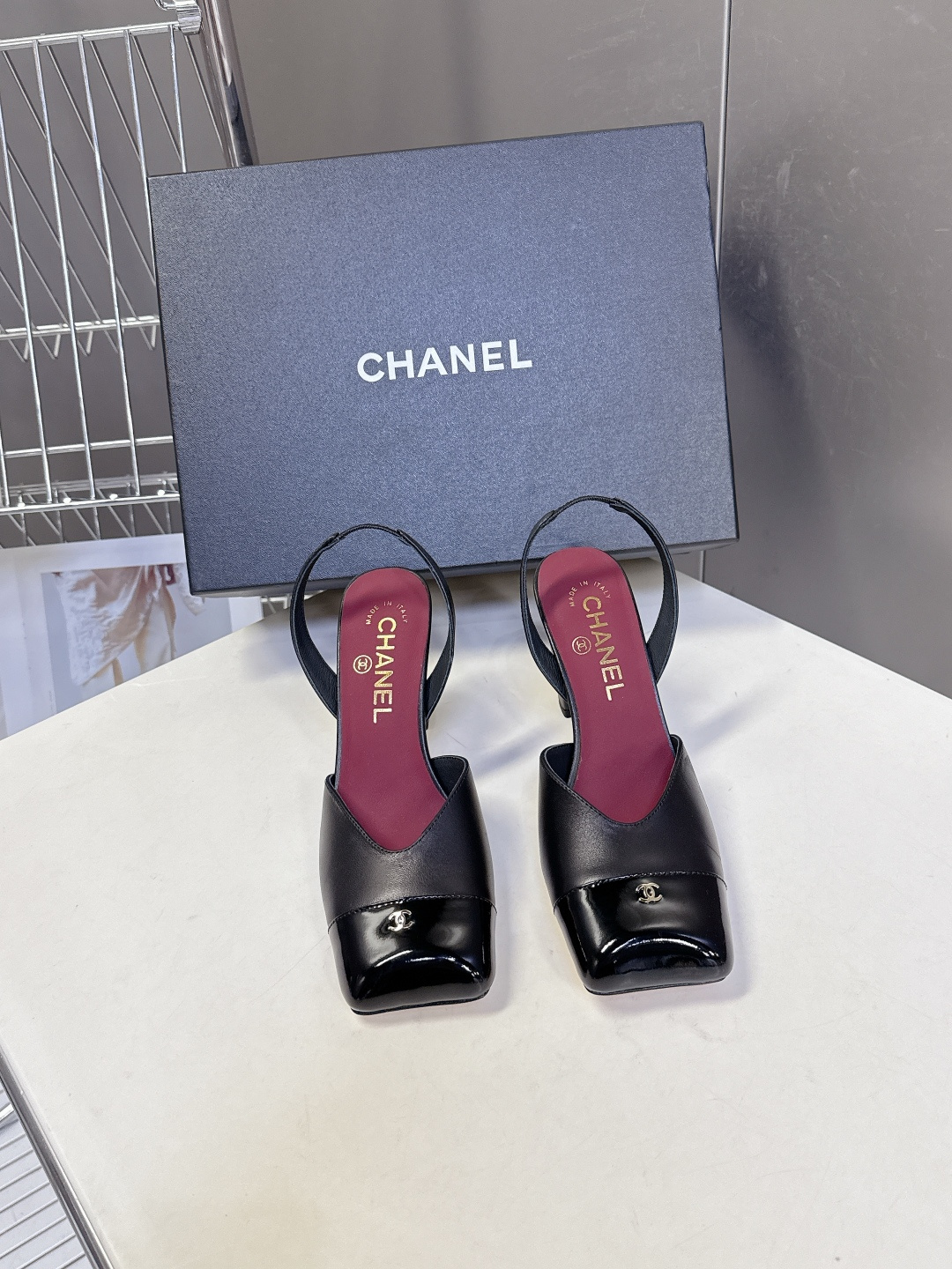 香奈儿CHANEL春夏最新款粗跟凉鞋 超多网红时尚博主种草 高级感舒适，配女神们的半身裙，不规则的方头，