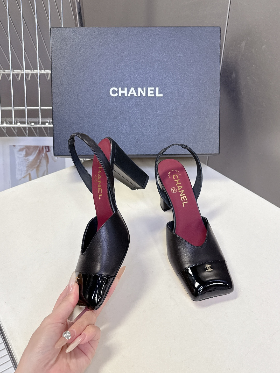 香奈儿CHANEL春夏最新款粗跟凉鞋 超多网红时尚博主种草 高级感舒适，配女神们的半身裙，不规则的方头，