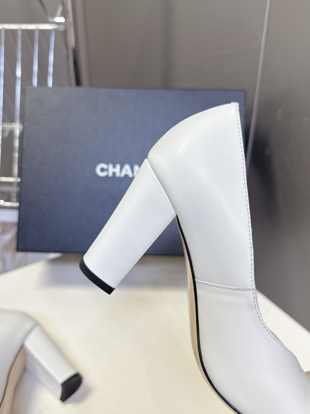 香奈儿CHANEL春夏最新款粗跟时装鞋 超多网红时尚博主种草 高级感舒适，配女神们的半身裙，不规则的方头