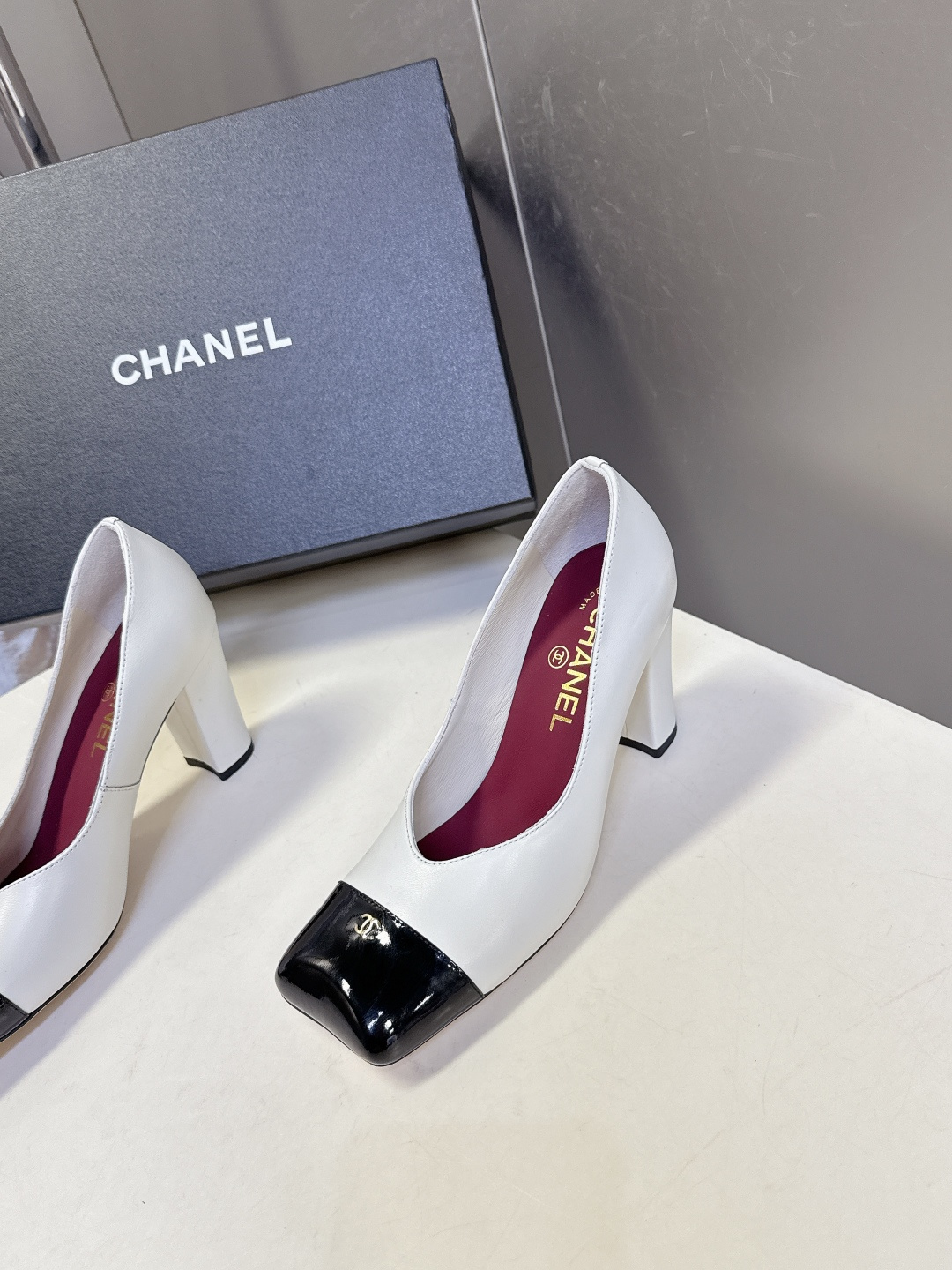 香奈儿CHANEL春夏最新款粗跟时装鞋 超多网红时尚博主种草 高级感舒适，配女神们的半身裙，不规则的方头