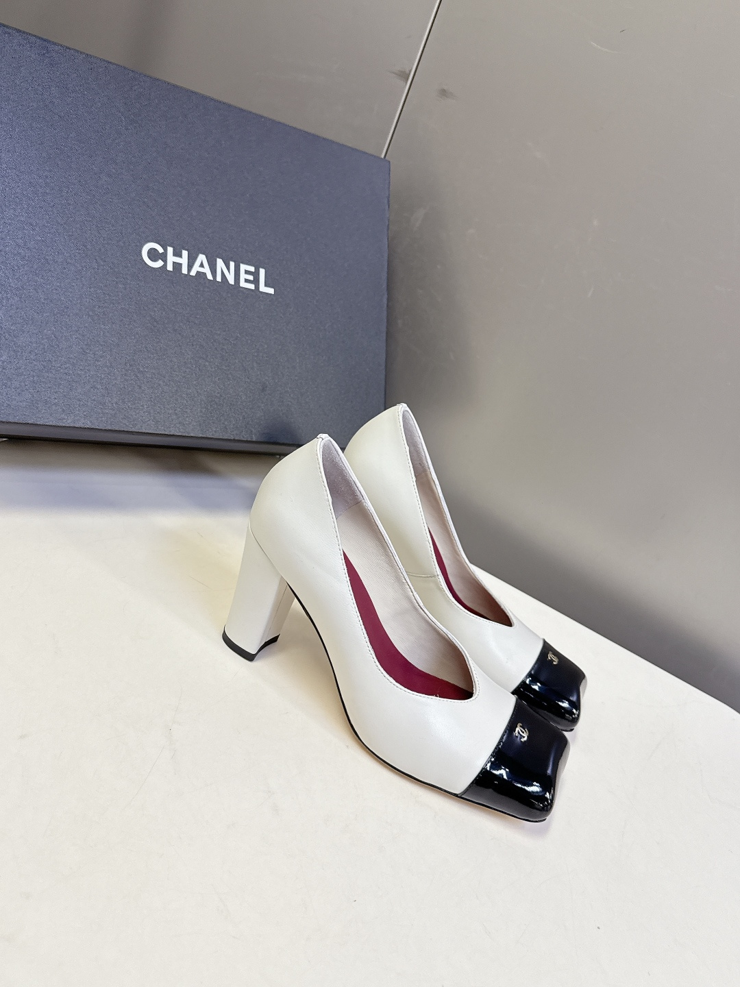 香奈儿CHANEL春夏最新款粗跟时装鞋 超多网红时尚博主种草 高级感舒适，配女神们的半身裙，不规则的方头