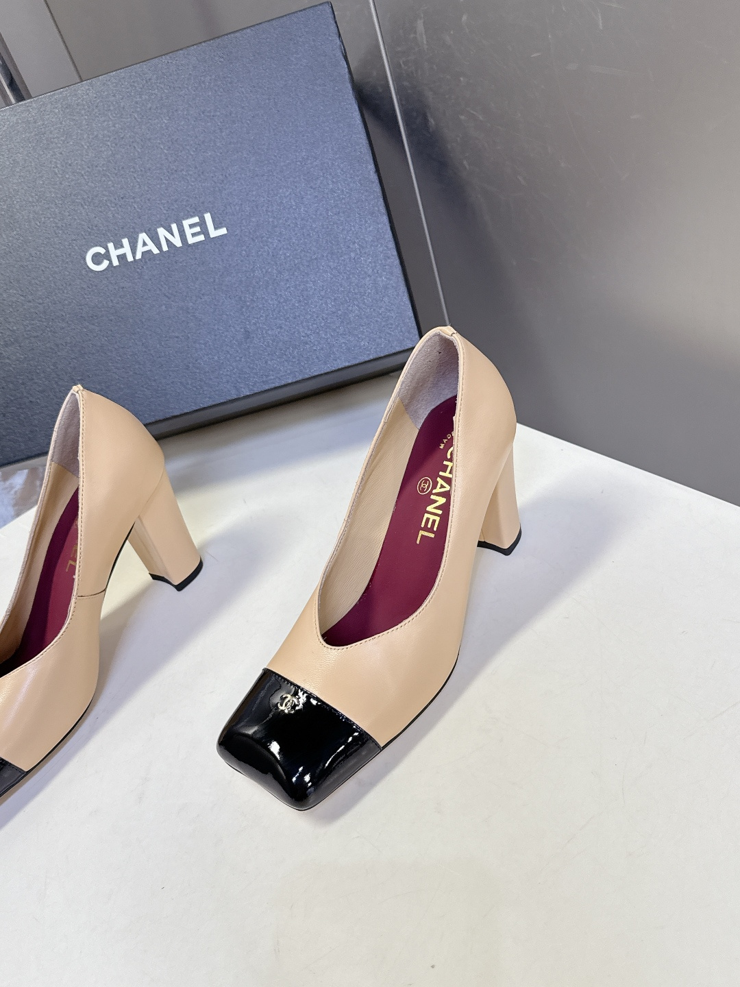 香奈儿CHANEL春夏最新款粗跟时装鞋 超多网红时尚博主种草 高级感舒适，配女神们的半身裙，不规则的方头