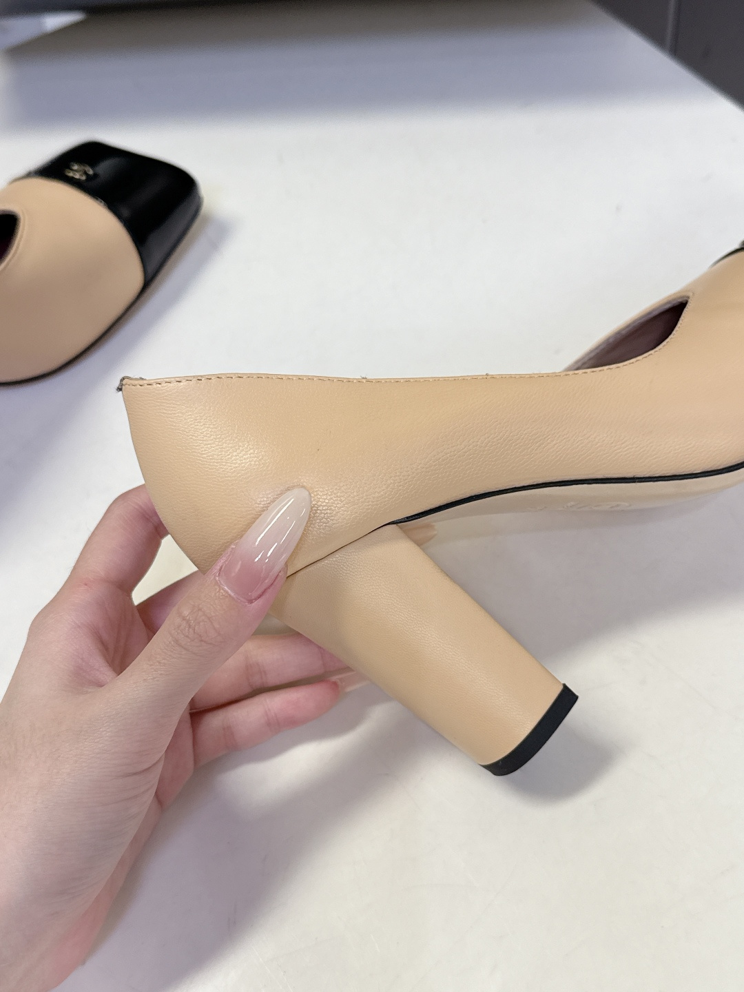 香奈儿CHANEL春夏最新款粗跟时装鞋 超多网红时尚博主种草 高级感舒适，配女神们的半身裙，不规则的方头