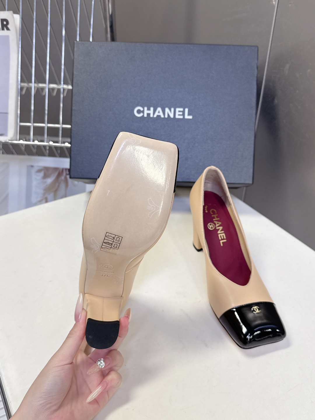 香奈儿CHANEL春夏最新款粗跟时装鞋 超多网红时尚博主种草 高级感舒适，配女神们的半身裙，不规则的方头