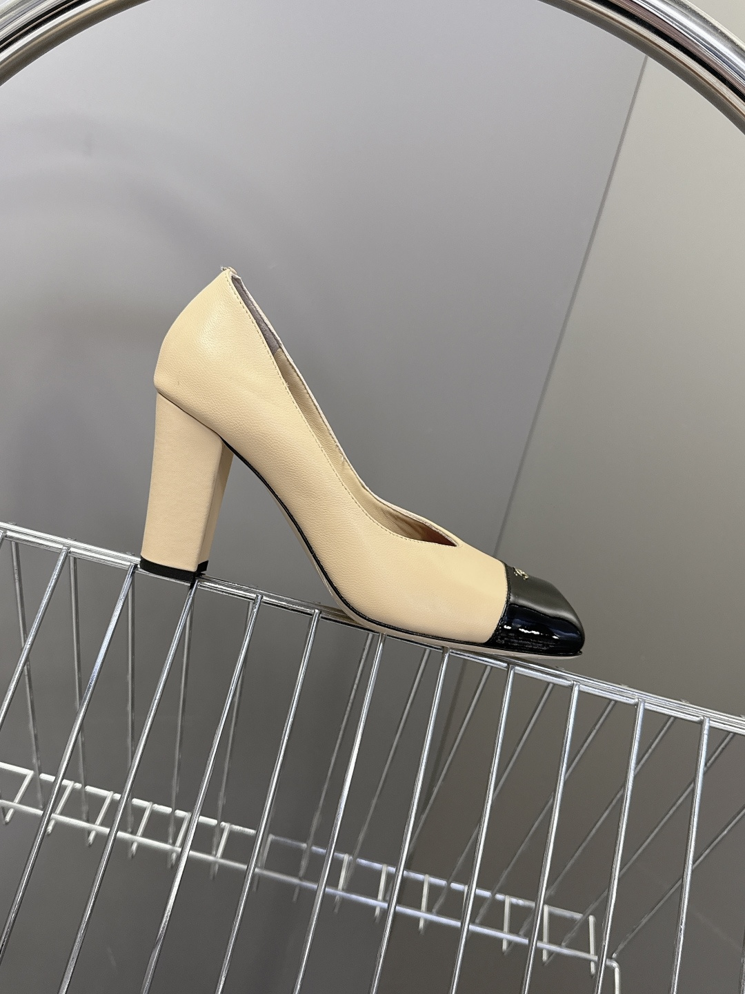 香奈儿CHANEL春夏最新款粗跟时装鞋 超多网红时尚博主种草 高级感舒适，配女神们的半身裙，不规则的方头