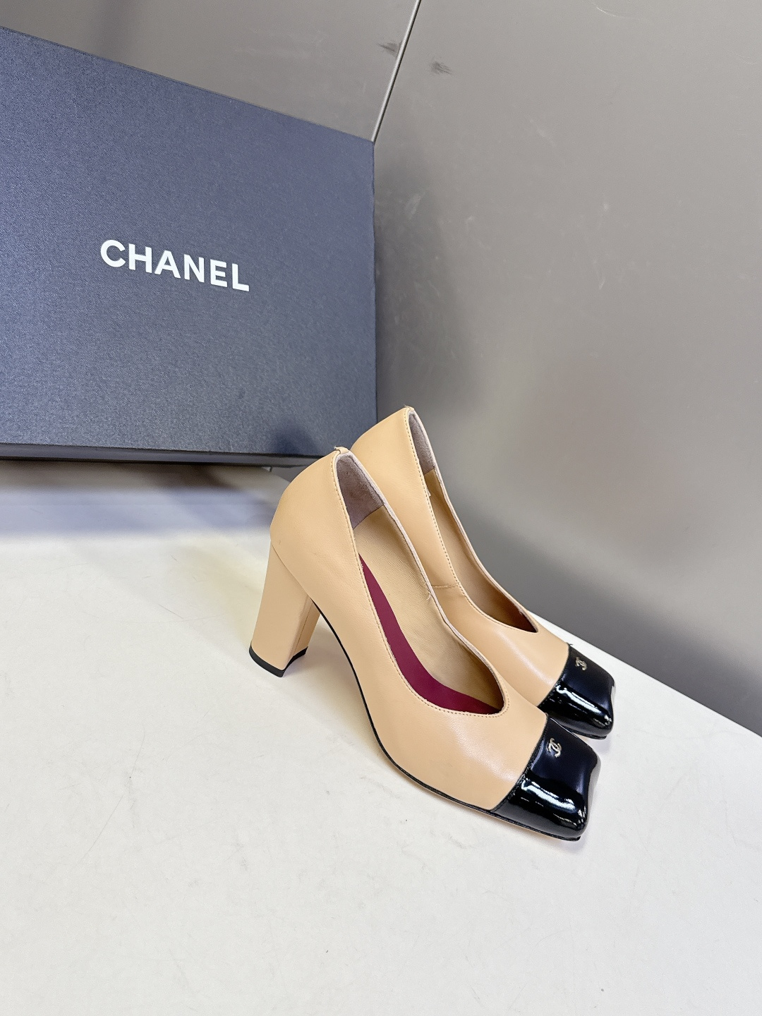 香奈儿CHANEL春夏最新款粗跟时装鞋 超多网红时尚博主种草 高级感舒适，配女神们的半身裙，不规则的方头