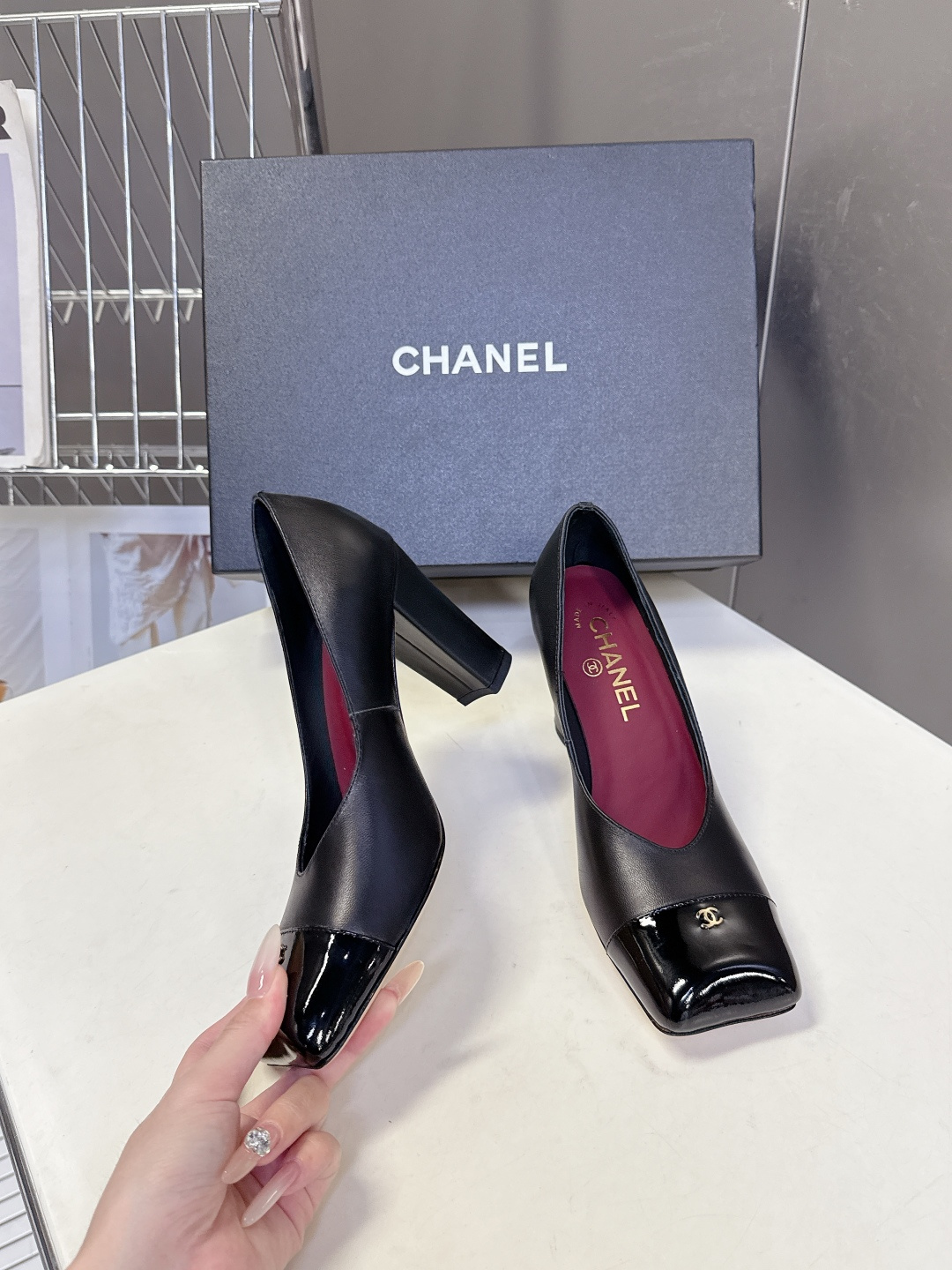 香奈儿CHANEL春夏最新款粗跟时装鞋 超多网红时尚博主种草 高级感舒适，配女神们的半身裙，不规则的方头