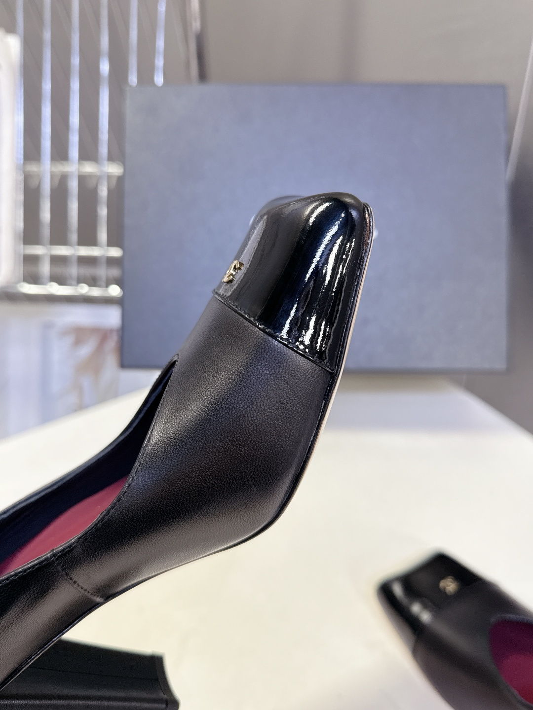 香奈儿CHANEL春夏最新款粗跟时装鞋 超多网红时尚博主种草 高级感舒适，配女神们的半身裙，不规则的方头