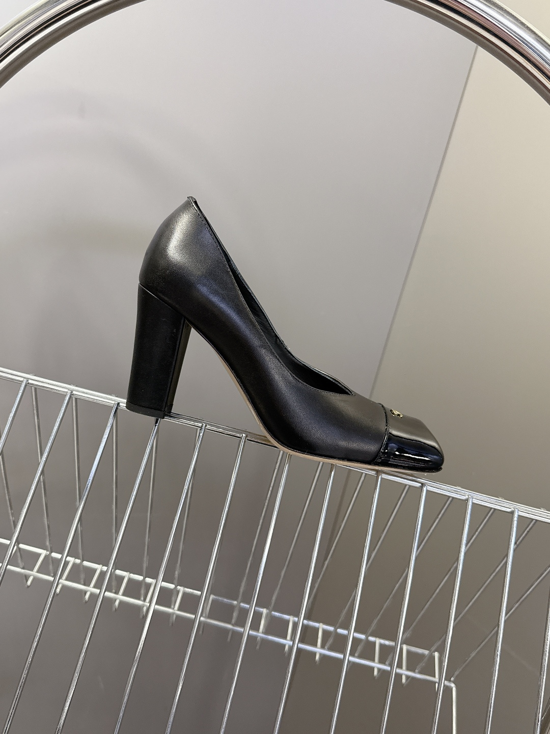 香奈儿CHANEL春夏最新款粗跟时装鞋 超多网红时尚博主种草 高级感舒适，配女神们的半身裙，不规则的方头