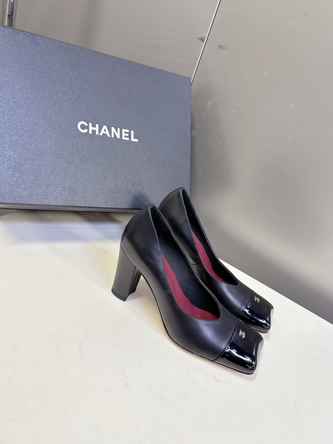 香奈儿CHANEL春夏最新款粗跟时装鞋 超多网红时尚博主种草 高级感舒适，配女神们的半身裙，不规则的方头