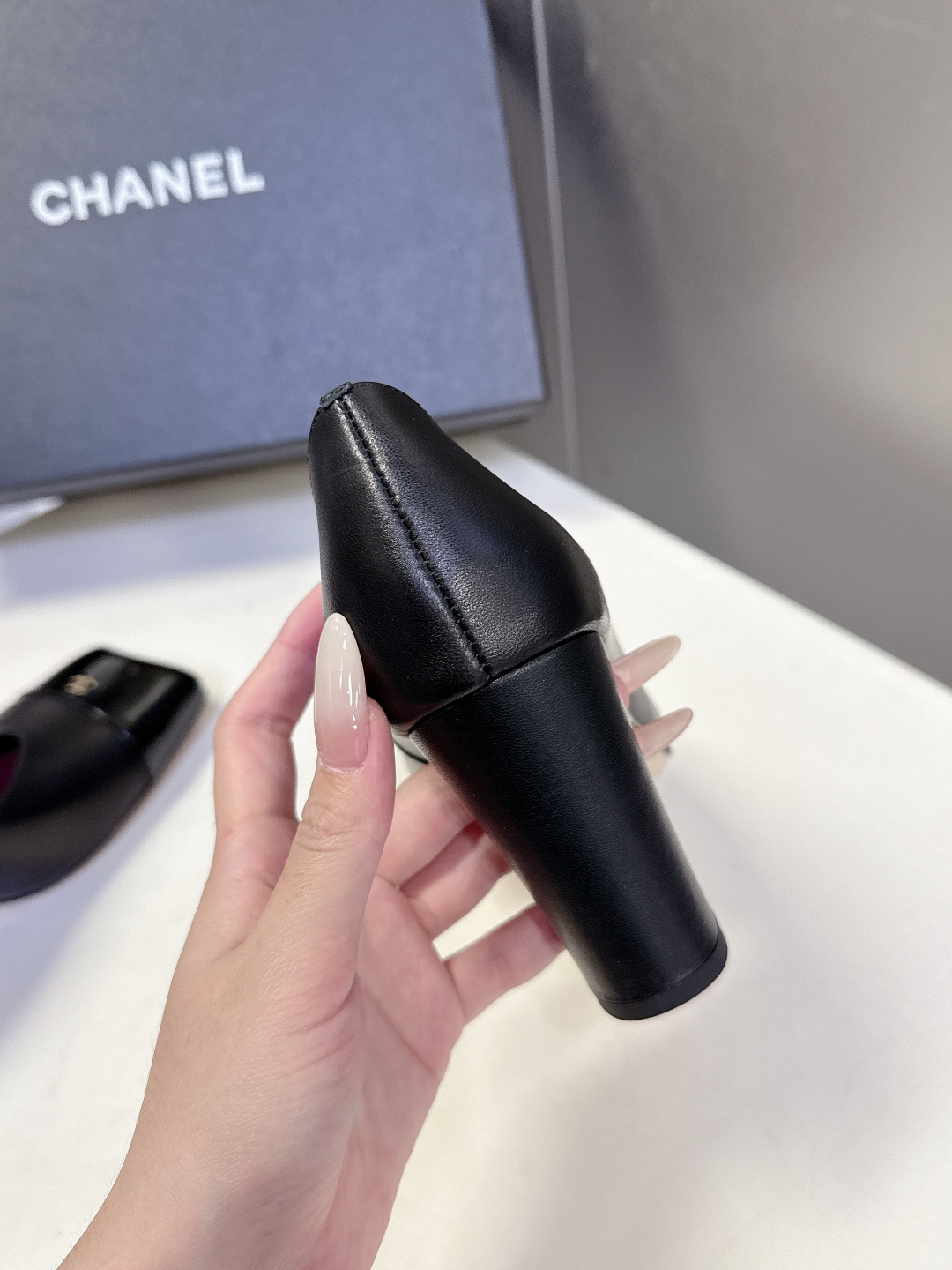 香奈儿CHANEL春夏最新款粗跟时装鞋 超多网红时尚博主种草 高级感舒适，配女神们的半身裙，不规则的方头