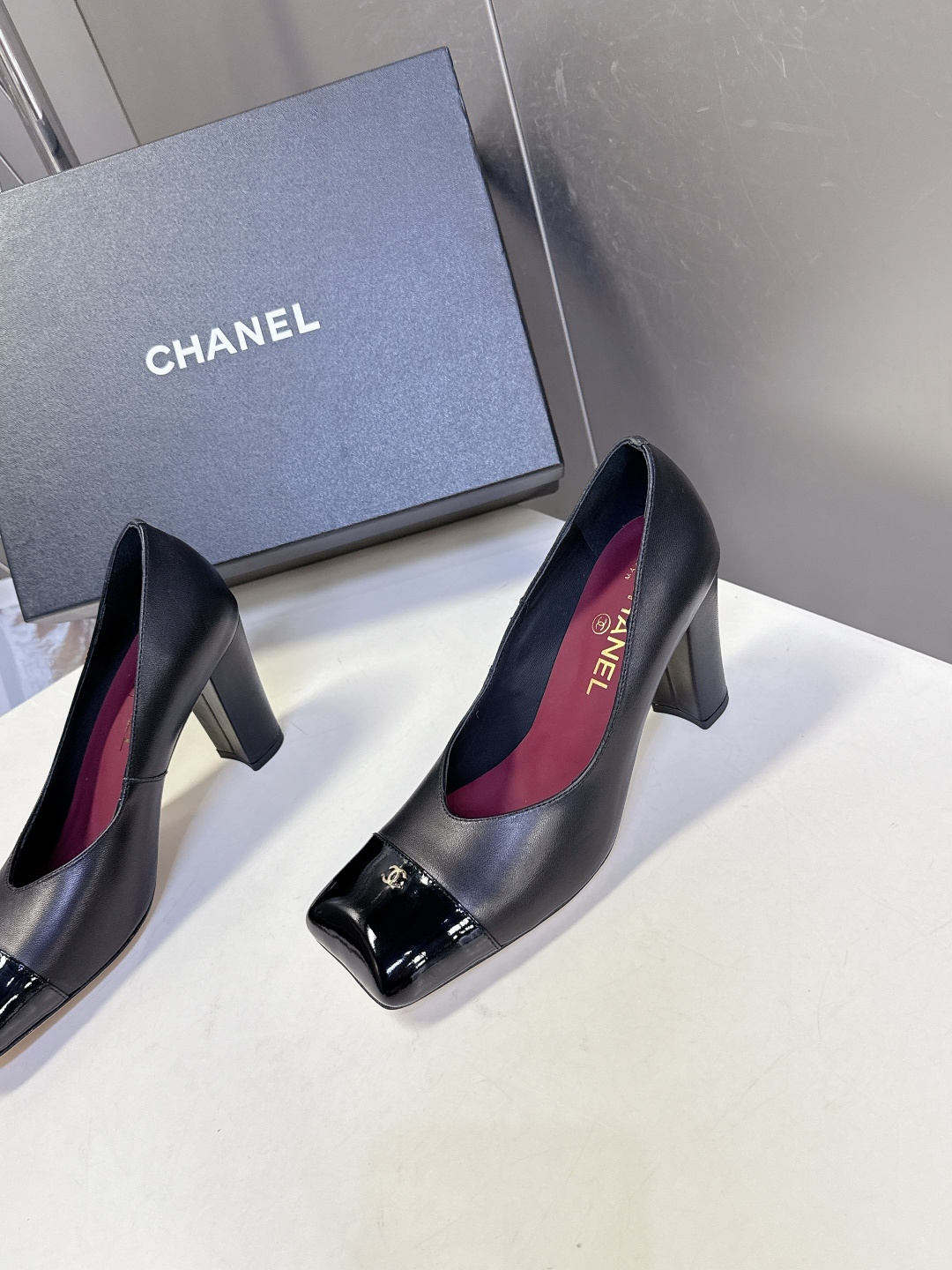 香奈儿CHANEL春夏最新款粗跟时装鞋 超多网红时尚博主种草 高级感舒适，配女神们的半身裙，不规则的方头