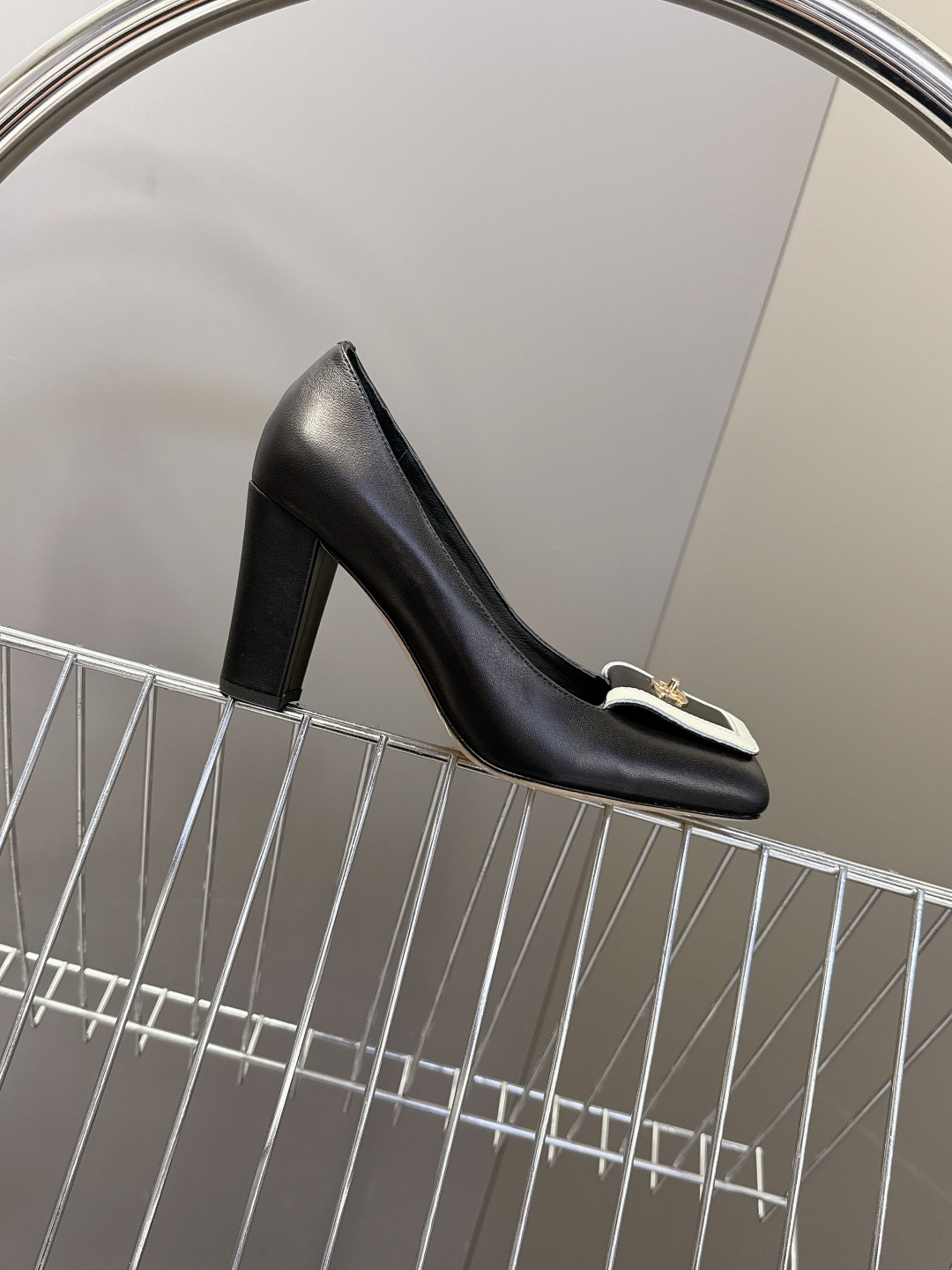 香奈儿CHANEL春夏最新款粗跟时装鞋 超多网红时尚博主种草 高级感舒适，配女神们的半身裙，不规则的方头