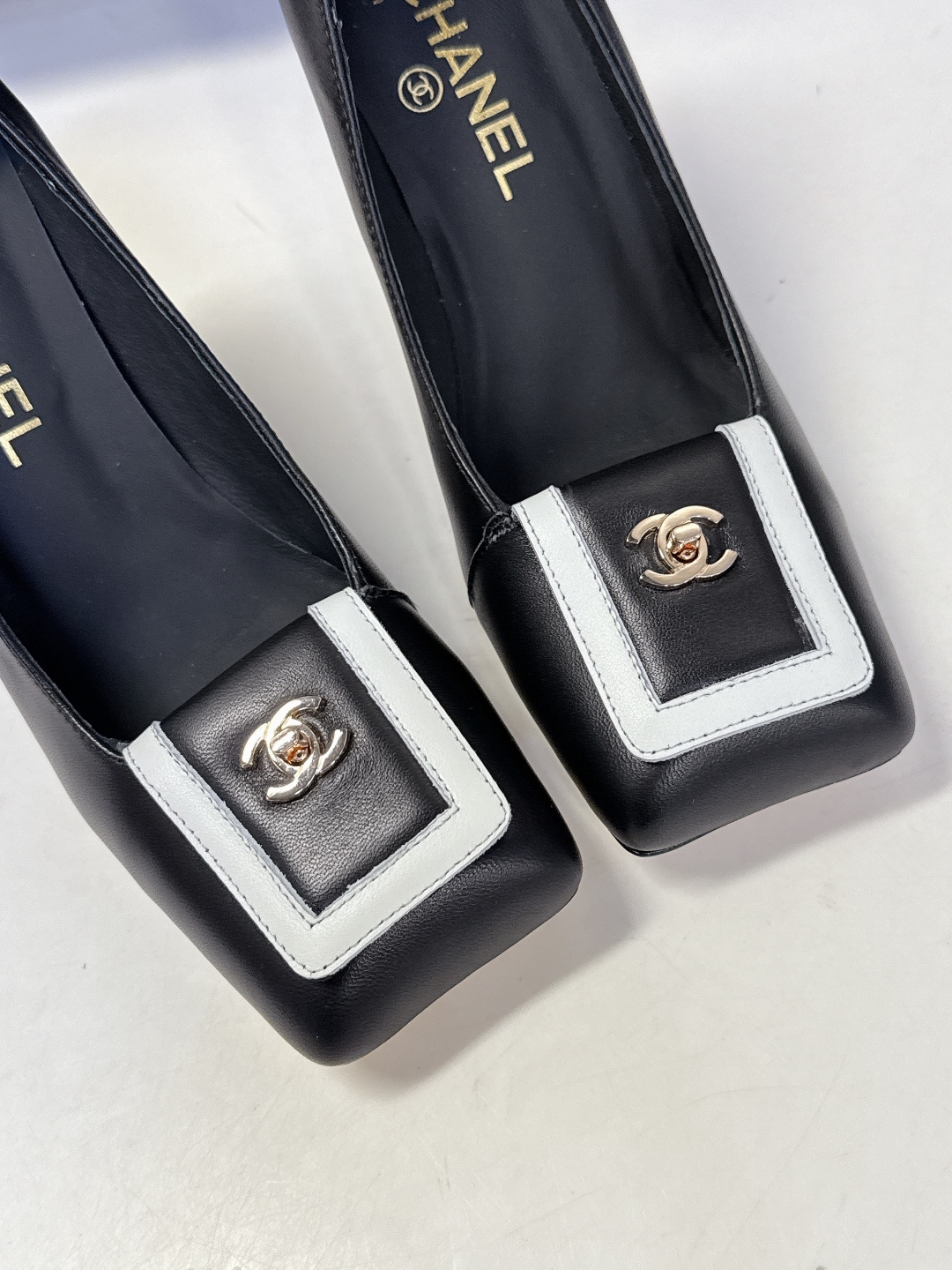 香奈儿CHANEL春夏最新款粗跟时装鞋 超多网红时尚博主种草 高级感舒适，配女神们的半身裙，不规则的方头