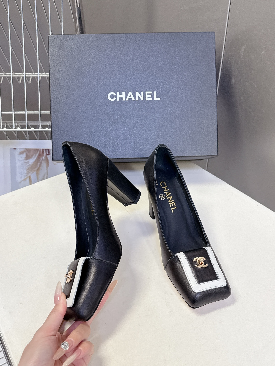 香奈儿CHANEL春夏最新款粗跟时装鞋 超多网红时尚博主种草 高级感舒适，配女神们的半身裙，不规则的方头