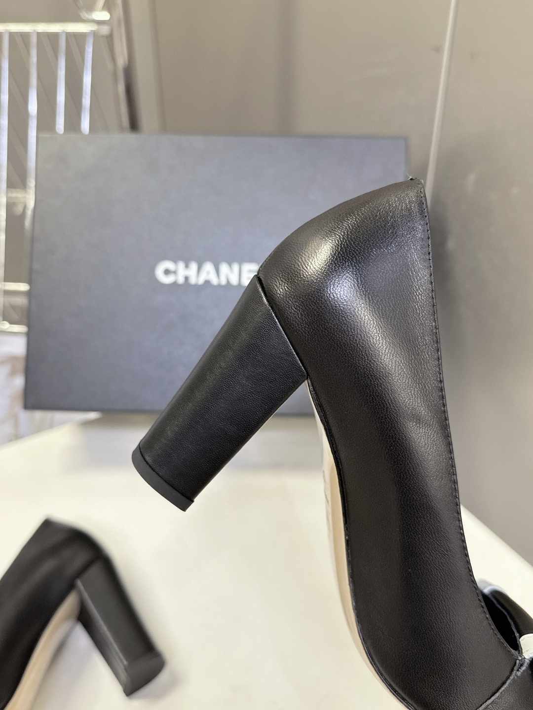 香奈儿CHANEL春夏最新款粗跟时装鞋 超多网红时尚博主种草 高级感舒适，配女神们的半身裙，不规则的方头