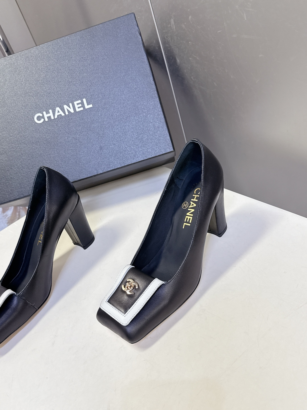 香奈儿CHANEL春夏最新款粗跟时装鞋 超多网红时尚博主种草 高级感舒适，配女神们的半身裙，不规则的方头