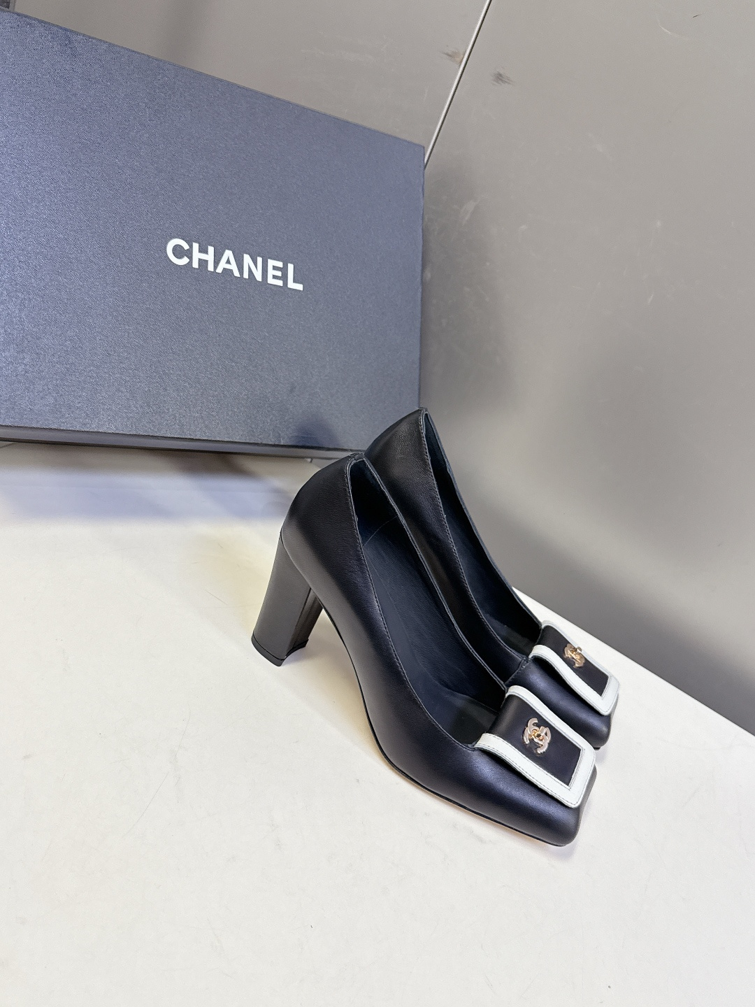 香奈儿CHANEL春夏最新款粗跟时装鞋 超多网红时尚博主种草 高级感舒适，配女神们的半身裙，不规则的方头