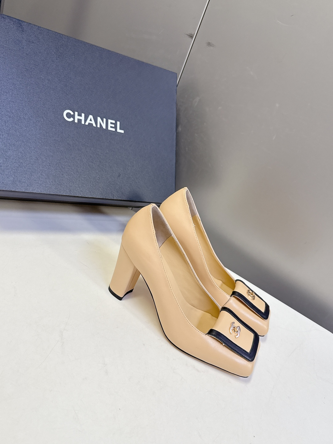 香奈儿CHANEL春夏最新款粗跟时装鞋 超多网红时尚博主种草 高级感舒适，配女神们的半身裙，不规则的方头