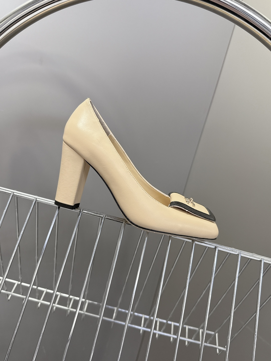 香奈儿CHANEL春夏最新款粗跟时装鞋 超多网红时尚博主种草 高级感舒适，配女神们的半身裙，不规则的方头