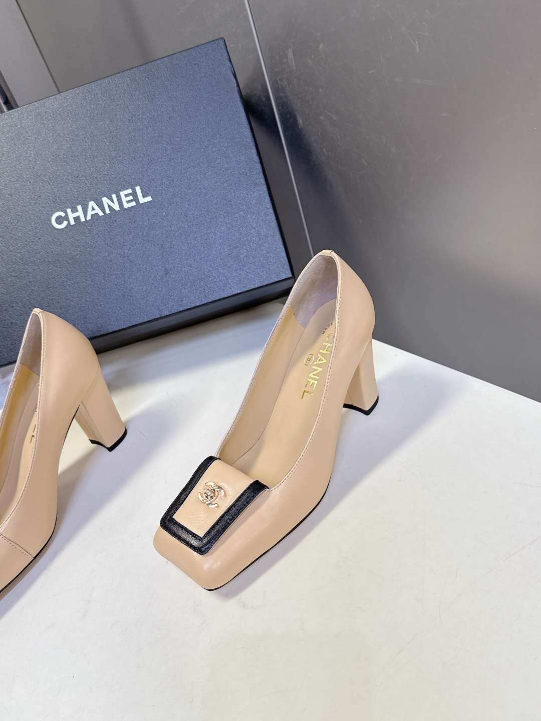 香奈儿CHANEL春夏最新款粗跟时装鞋 超多网红时尚博主种草 高级感舒适，配女神们的半身裙，不规则的方头