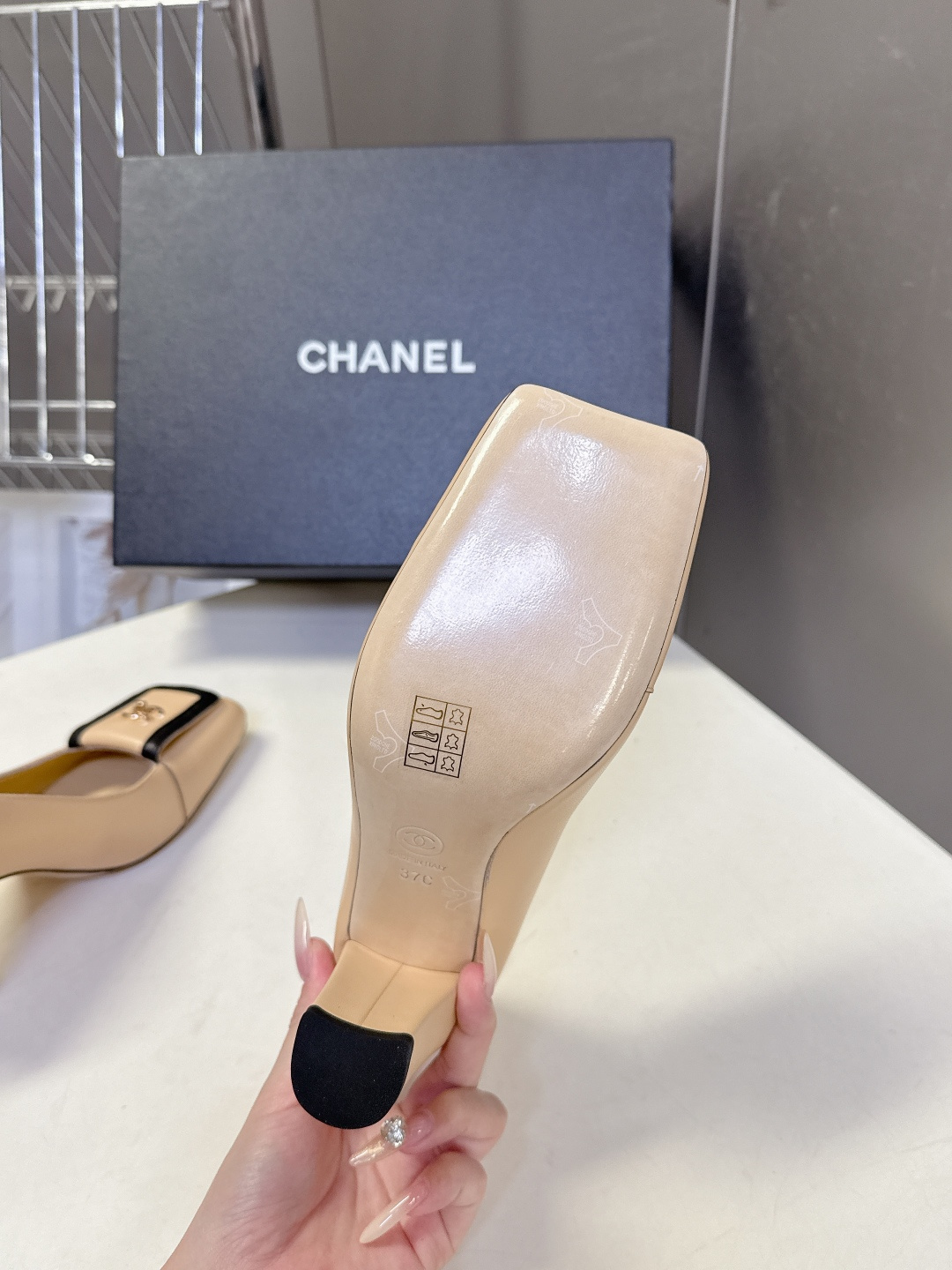 香奈儿CHANEL春夏最新款粗跟时装鞋 超多网红时尚博主种草 高级感舒适，配女神们的半身裙，不规则的方头