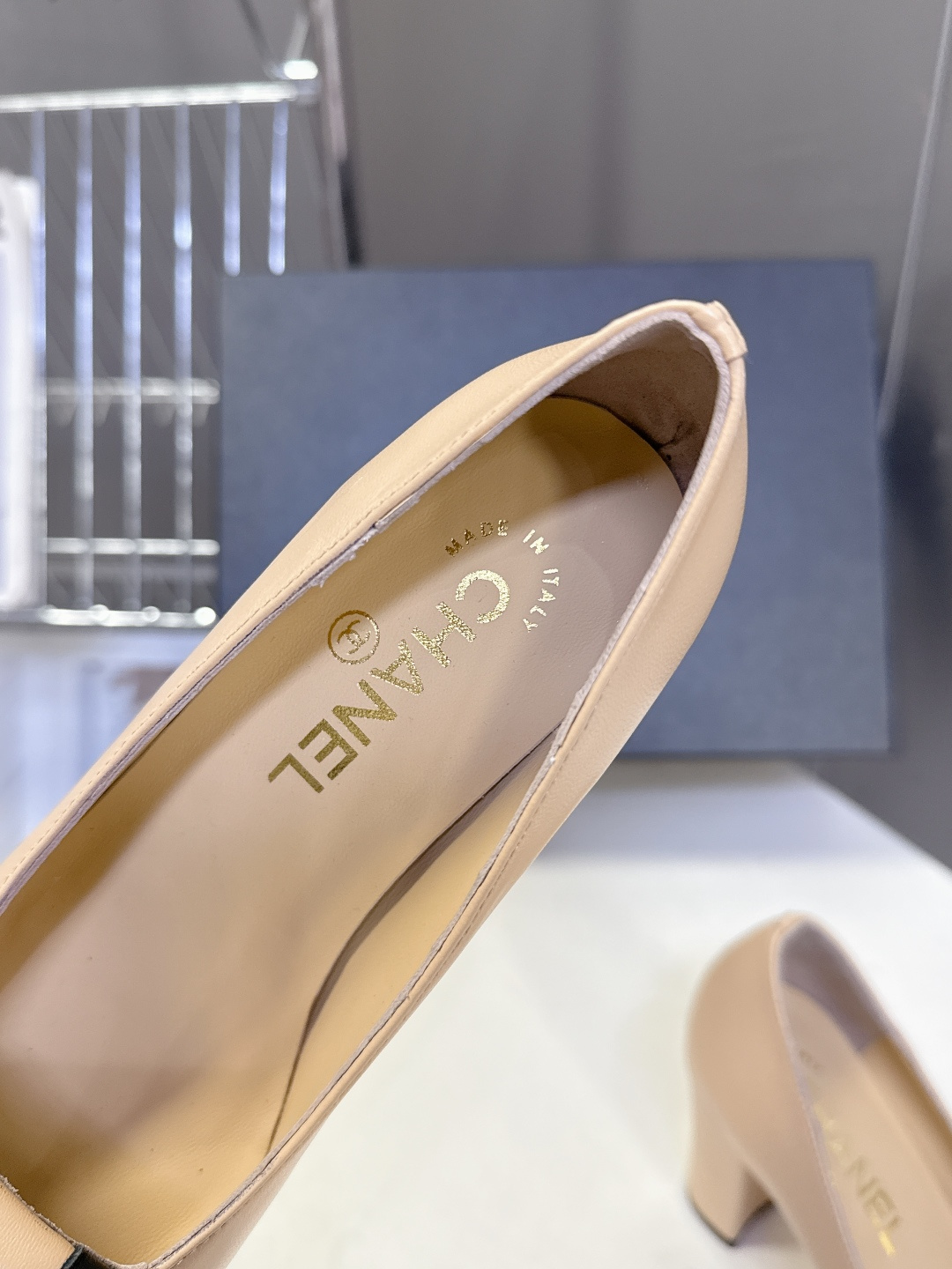 香奈儿CHANEL春夏最新款粗跟时装鞋 超多网红时尚博主种草 高级感舒适，配女神们的半身裙，不规则的方头