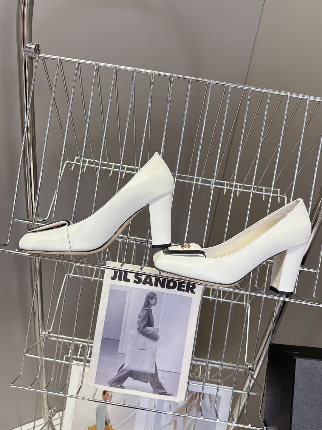 香奈儿CHANEL春夏最新款粗跟时装鞋 超多网红时尚博主种草 高级感舒适，配女神们的半身裙，不规则的方头