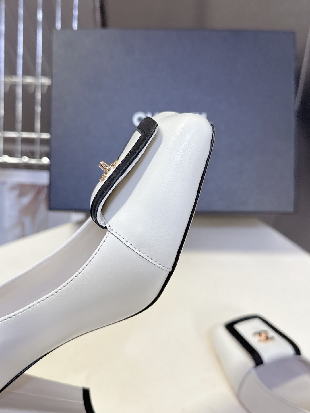 香奈儿CHANEL春夏最新款粗跟时装鞋 超多网红时尚博主种草 高级感舒适，配女神们的半身裙，不规则的方头