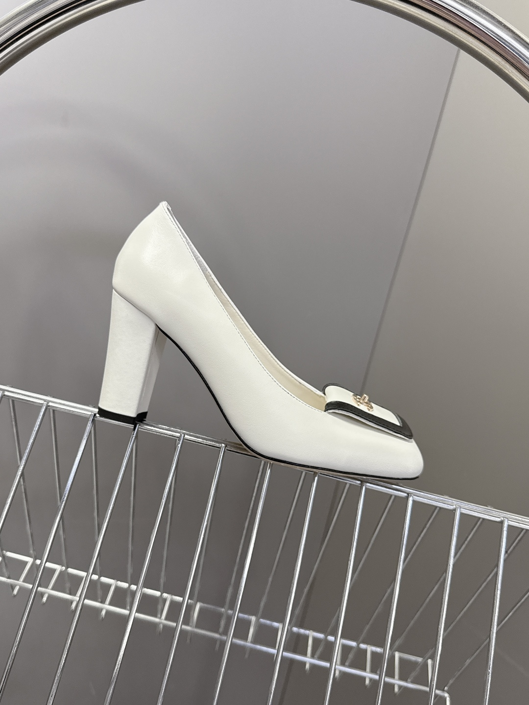 香奈儿CHANEL春夏最新款粗跟时装鞋 超多网红时尚博主种草 高级感舒适，配女神们的半身裙，不规则的方头