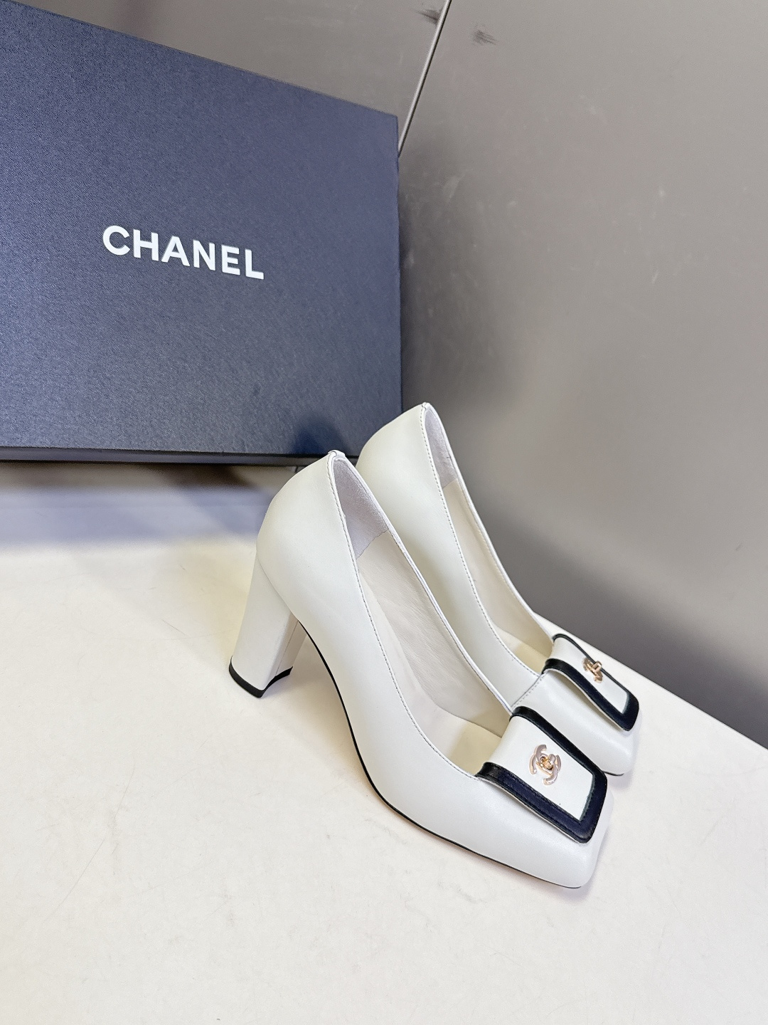 香奈儿CHANEL春夏最新款粗跟时装鞋 超多网红时尚博主种草 高级感舒适，配女神们的半身裙，不规则的方头