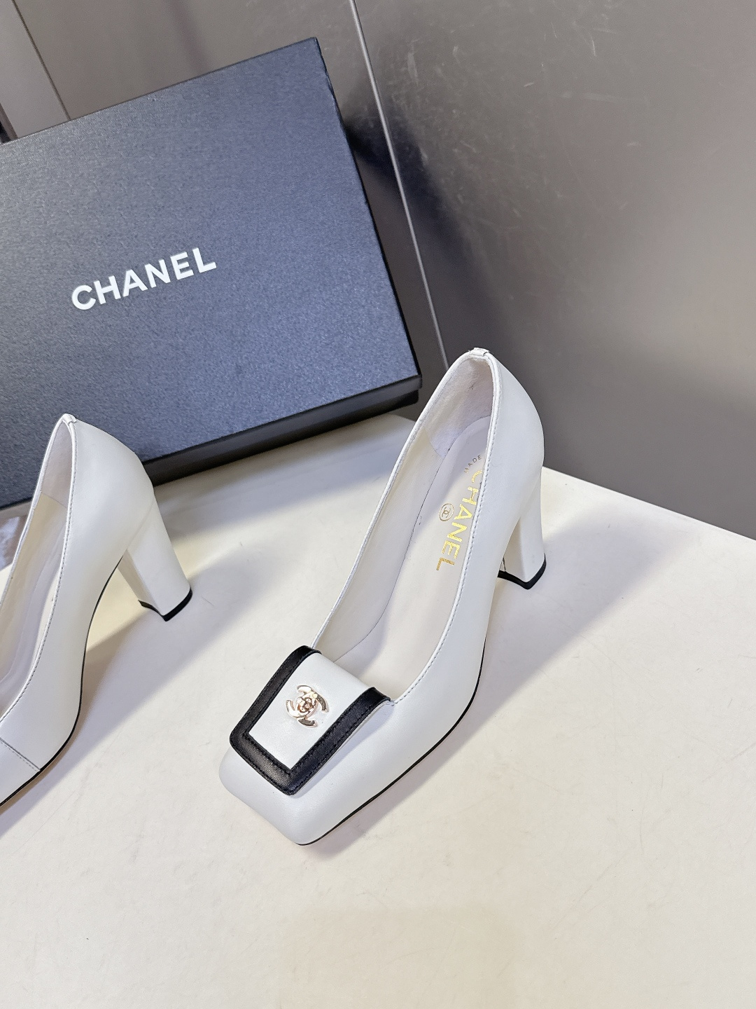香奈儿CHANEL春夏最新款粗跟时装鞋 超多网红时尚博主种草 高级感舒适，配女神们的半身裙，不规则的方头