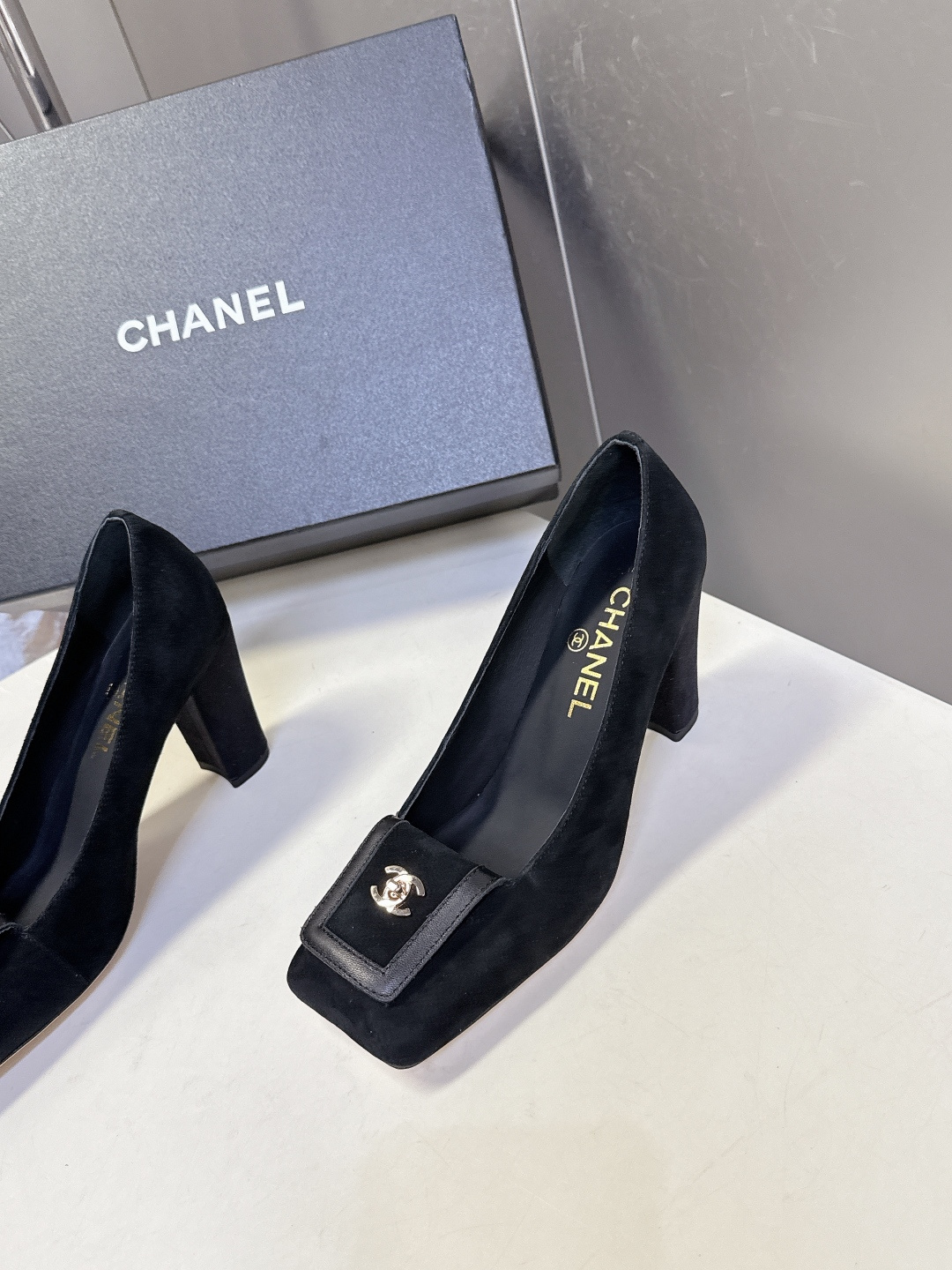 香奈儿CHANEL春夏最新款粗跟时装鞋 超多网红时尚博主种草 高级感舒适，配女神们的半身裙，不规则的方头