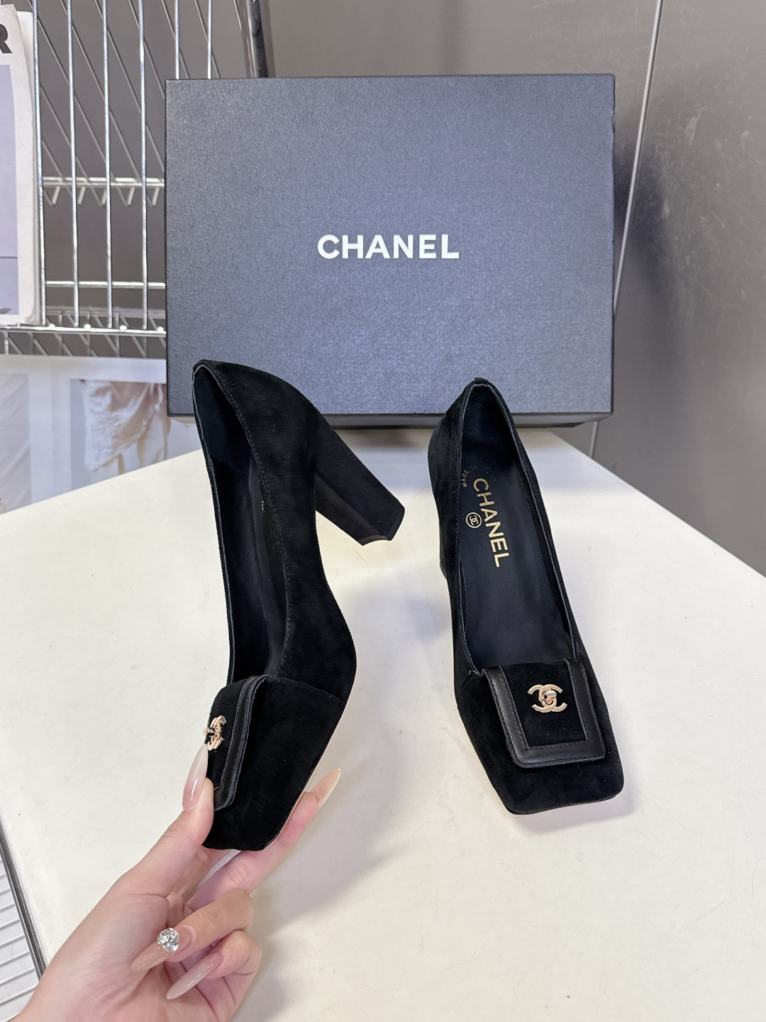 香奈儿CHANEL春夏最新款粗跟时装鞋 超多网红时尚博主种草 高级感舒适，配女神们的半身裙，不规则的方头