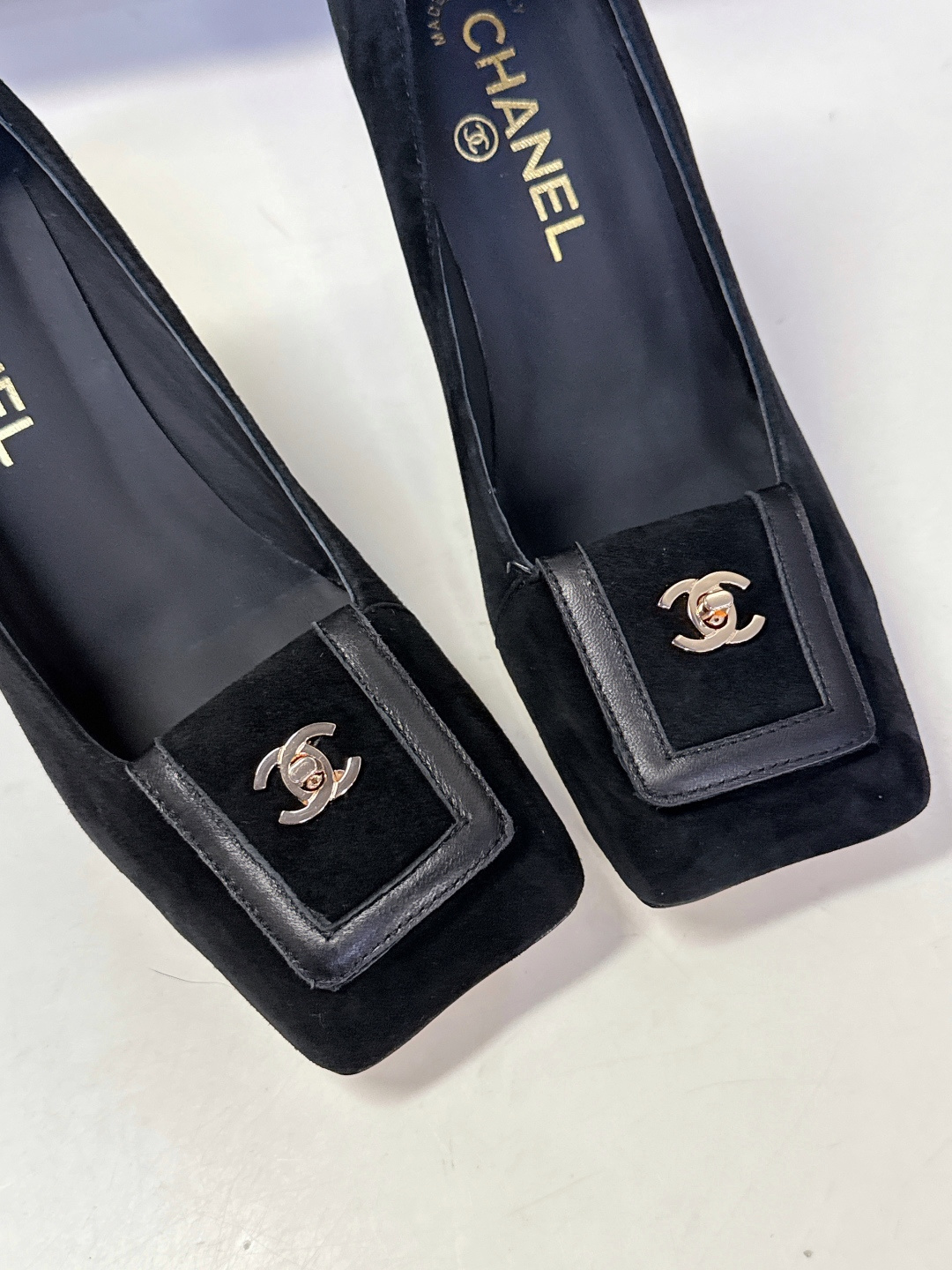 香奈儿CHANEL春夏最新款粗跟时装鞋 超多网红时尚博主种草 高级感舒适，配女神们的半身裙，不规则的方头