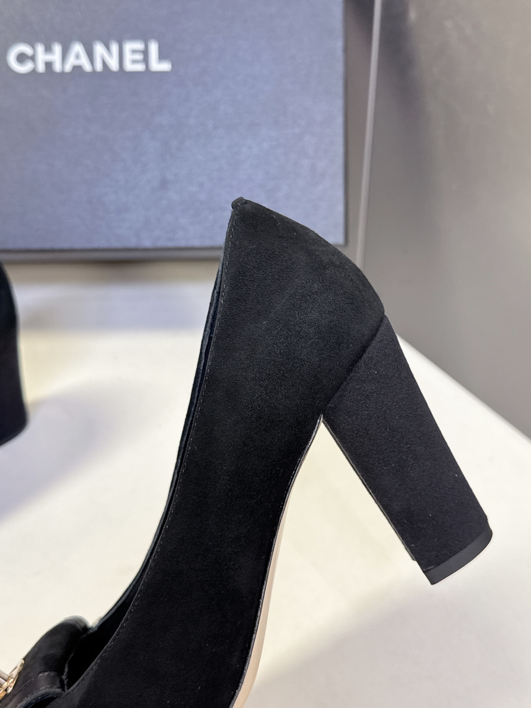 香奈儿CHANEL春夏最新款粗跟时装鞋 超多网红时尚博主种草 高级感舒适，配女神们的半身裙，不规则的方头