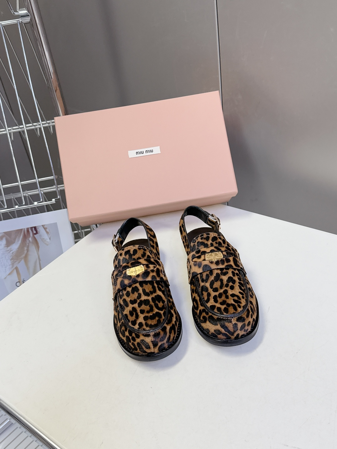 Miu Miu缪缪春夏最新款钱币后空乐福鞋 新出的‘小钱币’真的让人一整个心都融化✔️超多网红时尚博主种