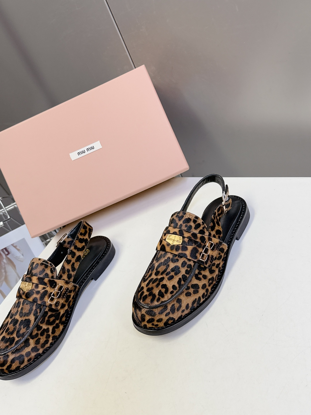 Miu Miu缪缪春夏最新款钱币后空乐福鞋 新出的‘小钱币’真的让人一整个心都融化✔️超多网红时尚博主种