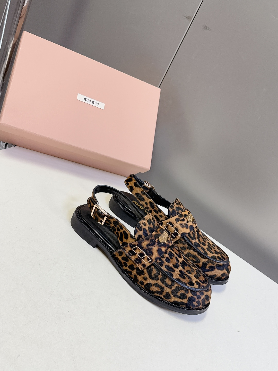 Miu Miu缪缪春夏最新款钱币后空乐福鞋 新出的‘小钱币’真的让人一整个心都融化✔️超多网红时尚博主种