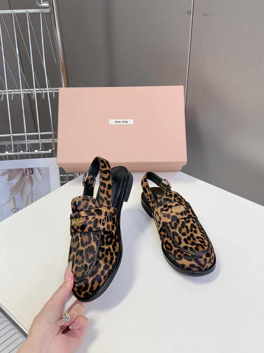 Miu Miu缪缪春夏最新款钱币后空乐福鞋 新出的‘小钱币’真的让人一整个心都融化✔️超多网红时尚博主种