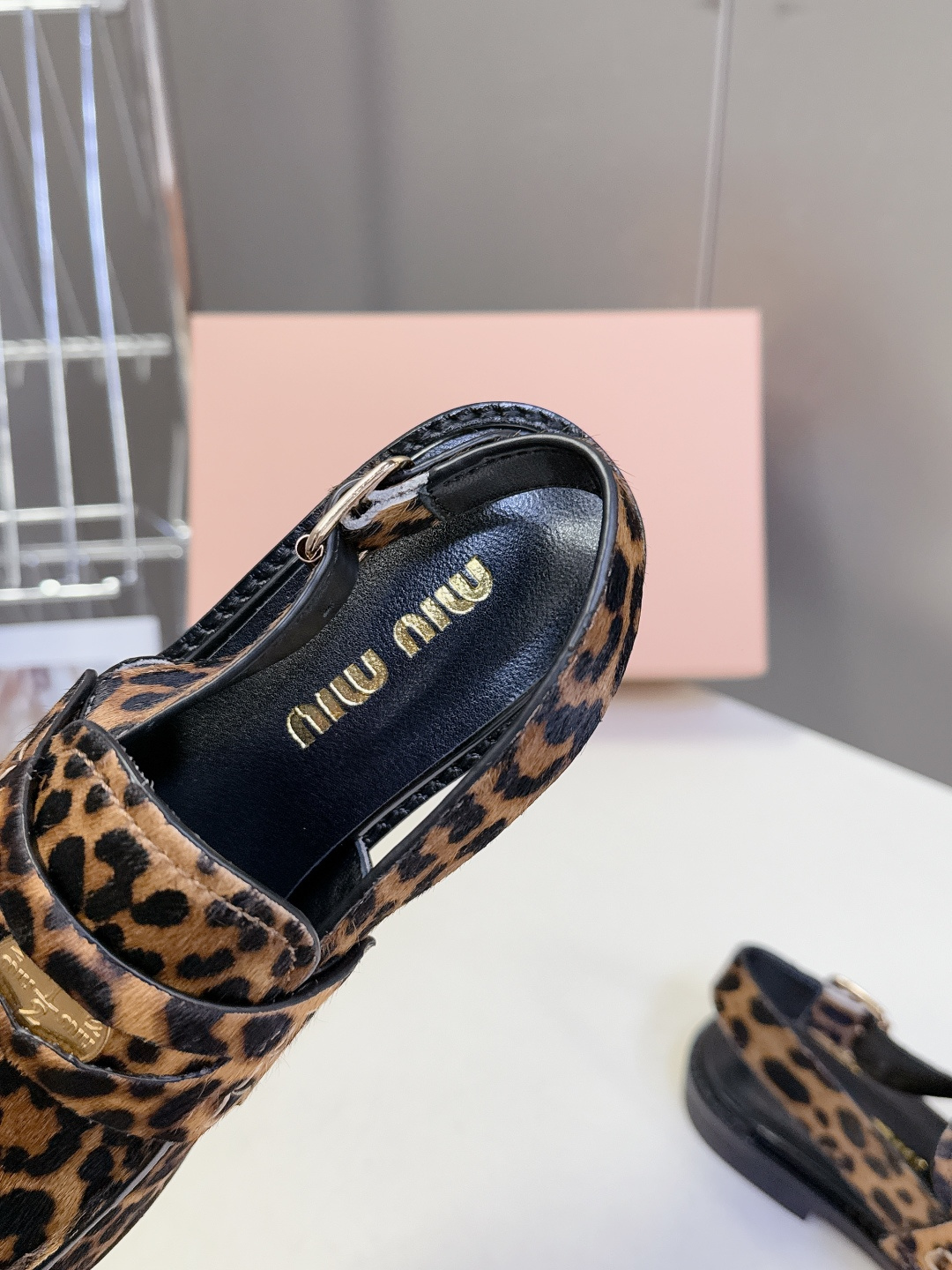 Miu Miu缪缪春夏最新款钱币后空乐福鞋 新出的‘小钱币’真的让人一整个心都融化✔️超多网红时尚博主种