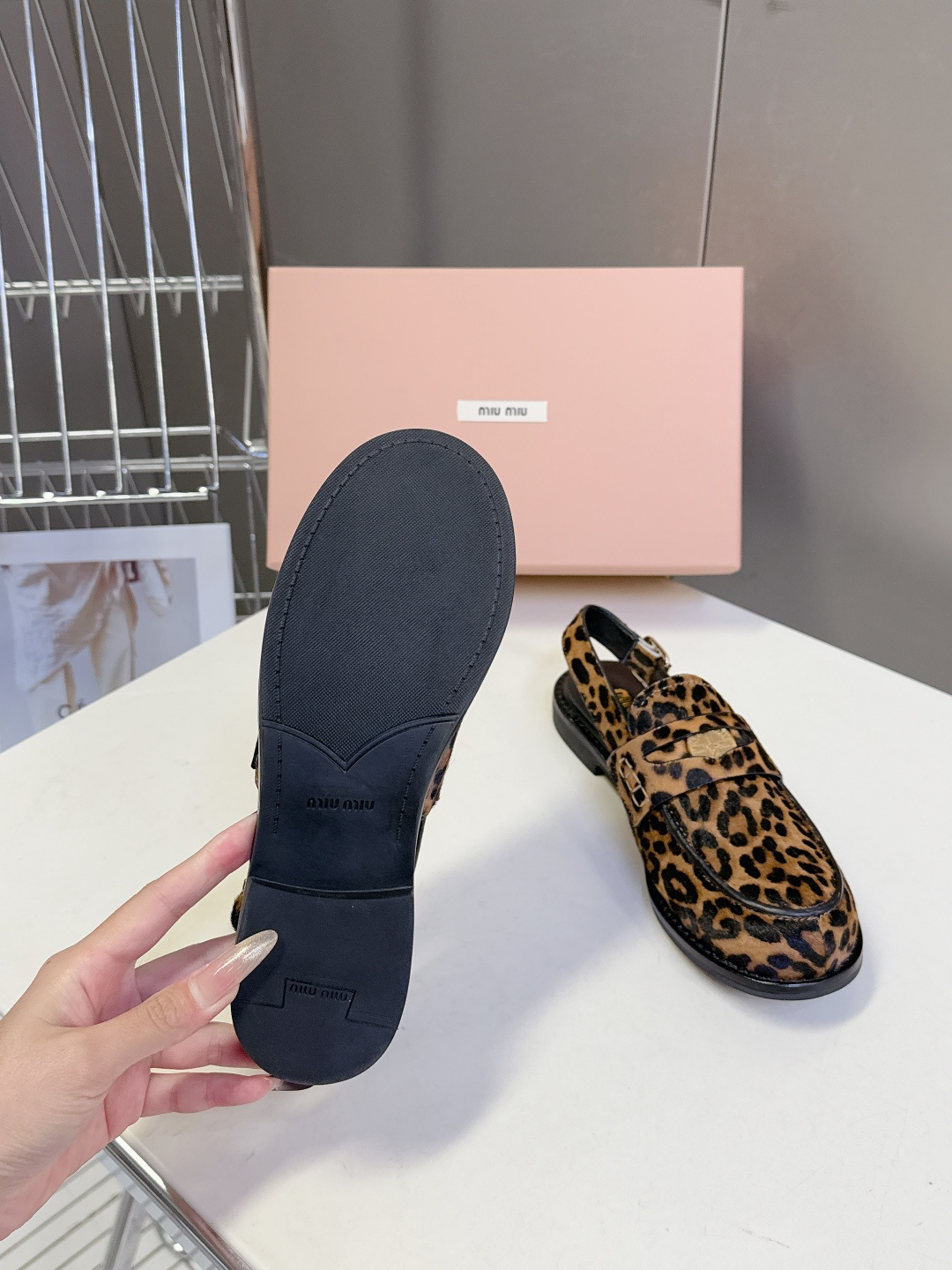 Miu Miu缪缪春夏最新款钱币后空乐福鞋 新出的‘小钱币’真的让人一整个心都融化✔️超多网红时尚博主种