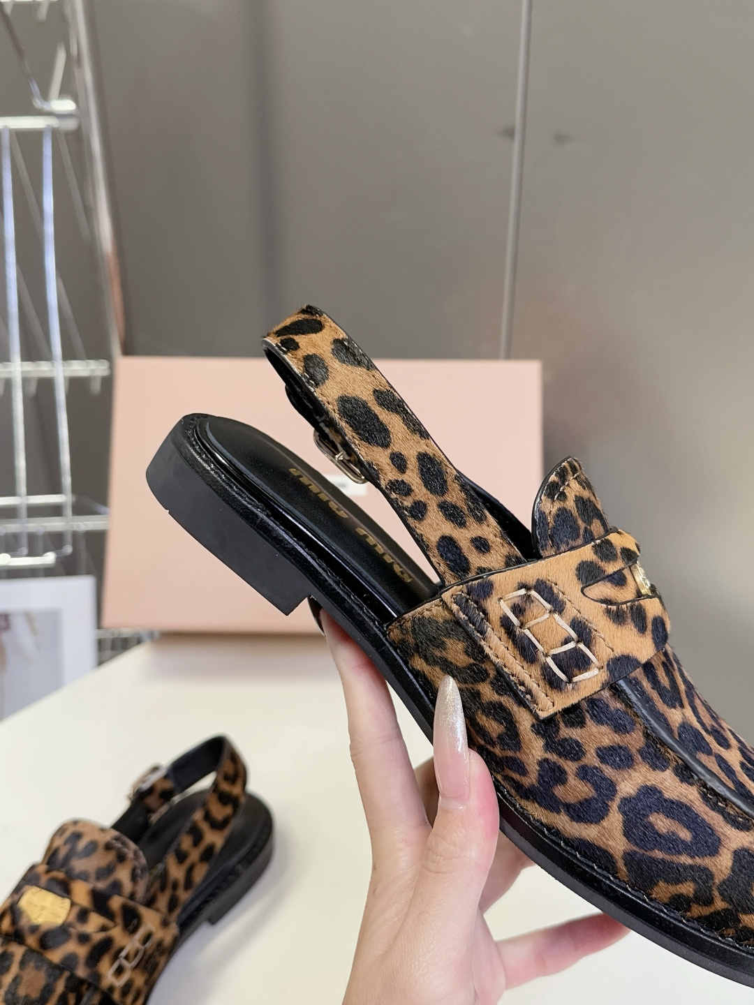 Miu Miu缪缪春夏最新款钱币后空乐福鞋 新出的‘小钱币’真的让人一整个心都融化✔️超多网红时尚博主种