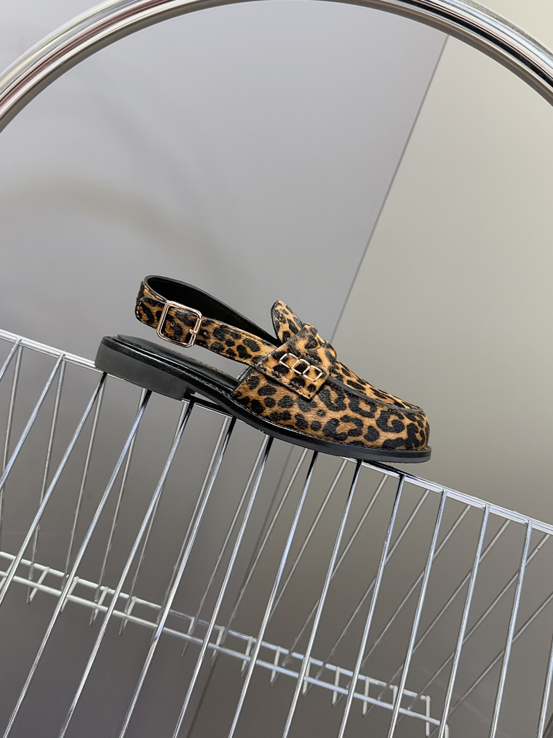 Miu Miu缪缪春夏最新款钱币后空乐福鞋 新出的‘小钱币’真的让人一整个心都融化✔️超多网红时尚博主种