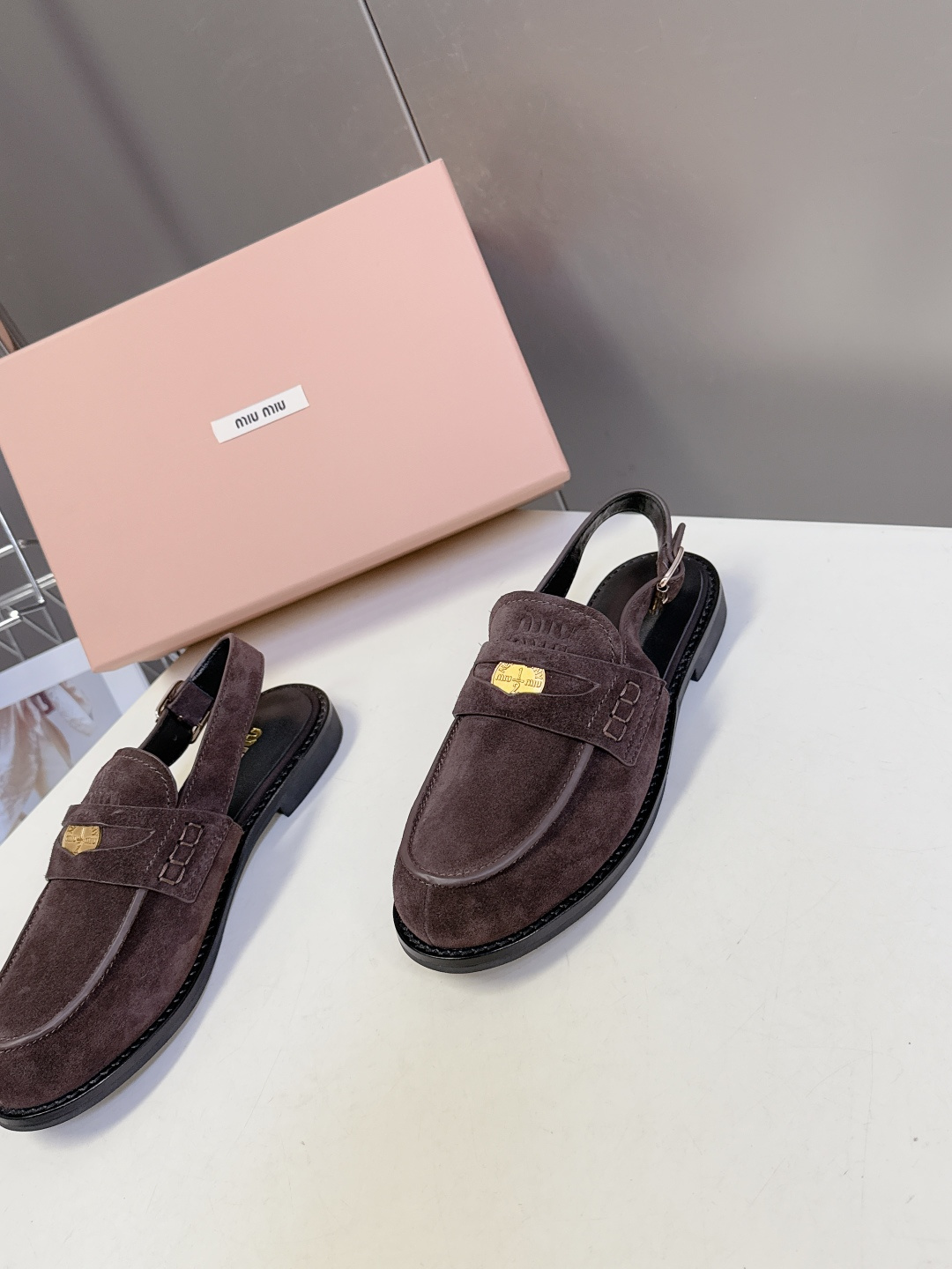 Miu Miu缪缪春夏最新款钱币后空乐福鞋 新出的‘小钱币’真的让人一整个心都融化✔️超多网红时尚博主种