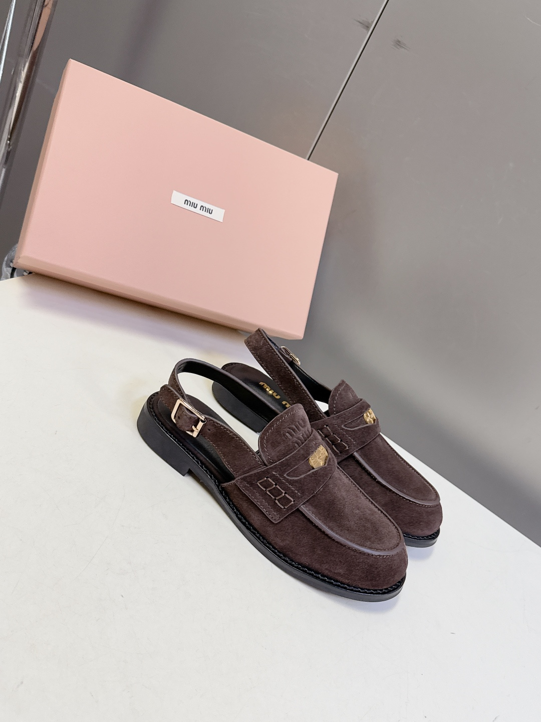 Miu Miu缪缪春夏最新款钱币后空乐福鞋 新出的‘小钱币’真的让人一整个心都融化✔️超多网红时尚博主种