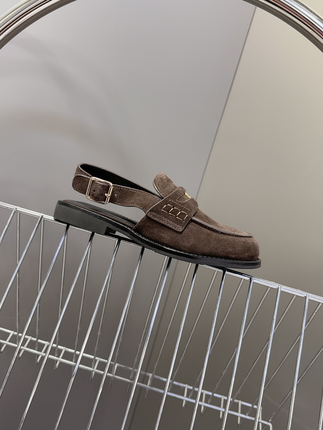 Miu Miu缪缪春夏最新款钱币后空乐福鞋 新出的‘小钱币’真的让人一整个心都融化✔️超多网红时尚博主种