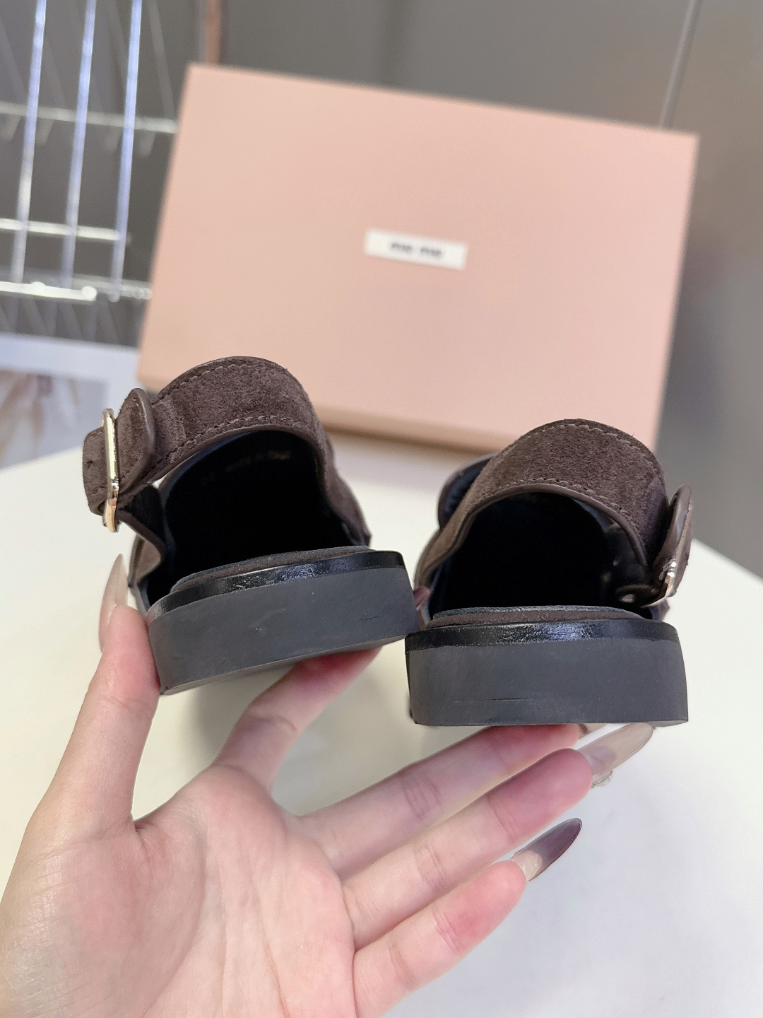 Miu Miu缪缪春夏最新款钱币后空乐福鞋 新出的‘小钱币’真的让人一整个心都融化✔️超多网红时尚博主种