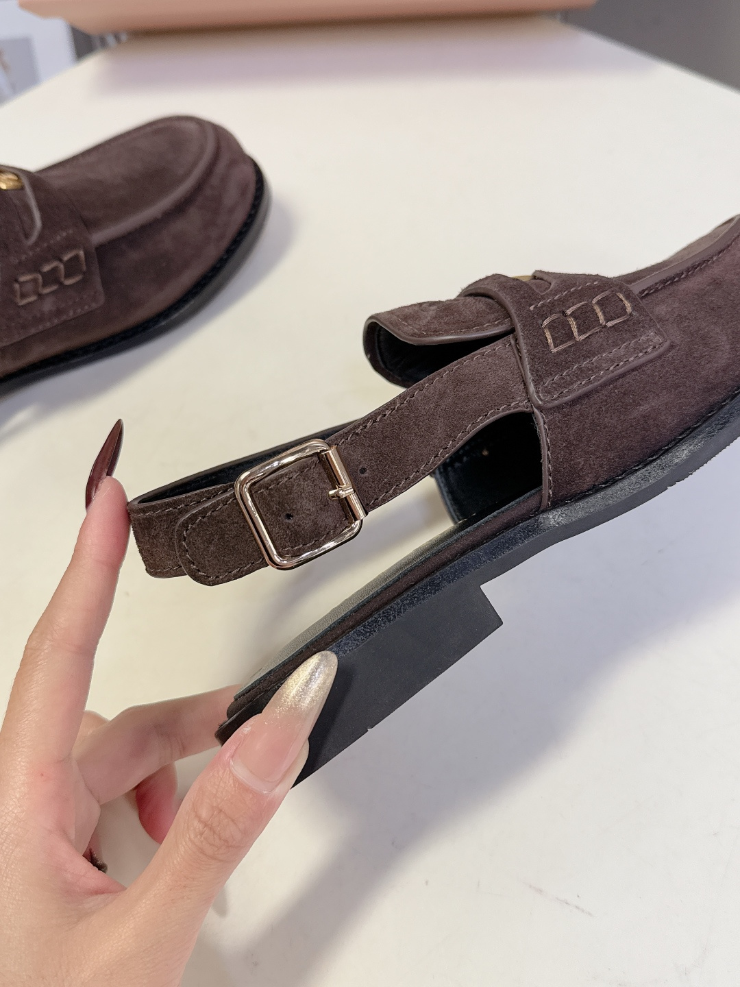 Miu Miu缪缪春夏最新款钱币后空乐福鞋 新出的‘小钱币’真的让人一整个心都融化✔️超多网红时尚博主种