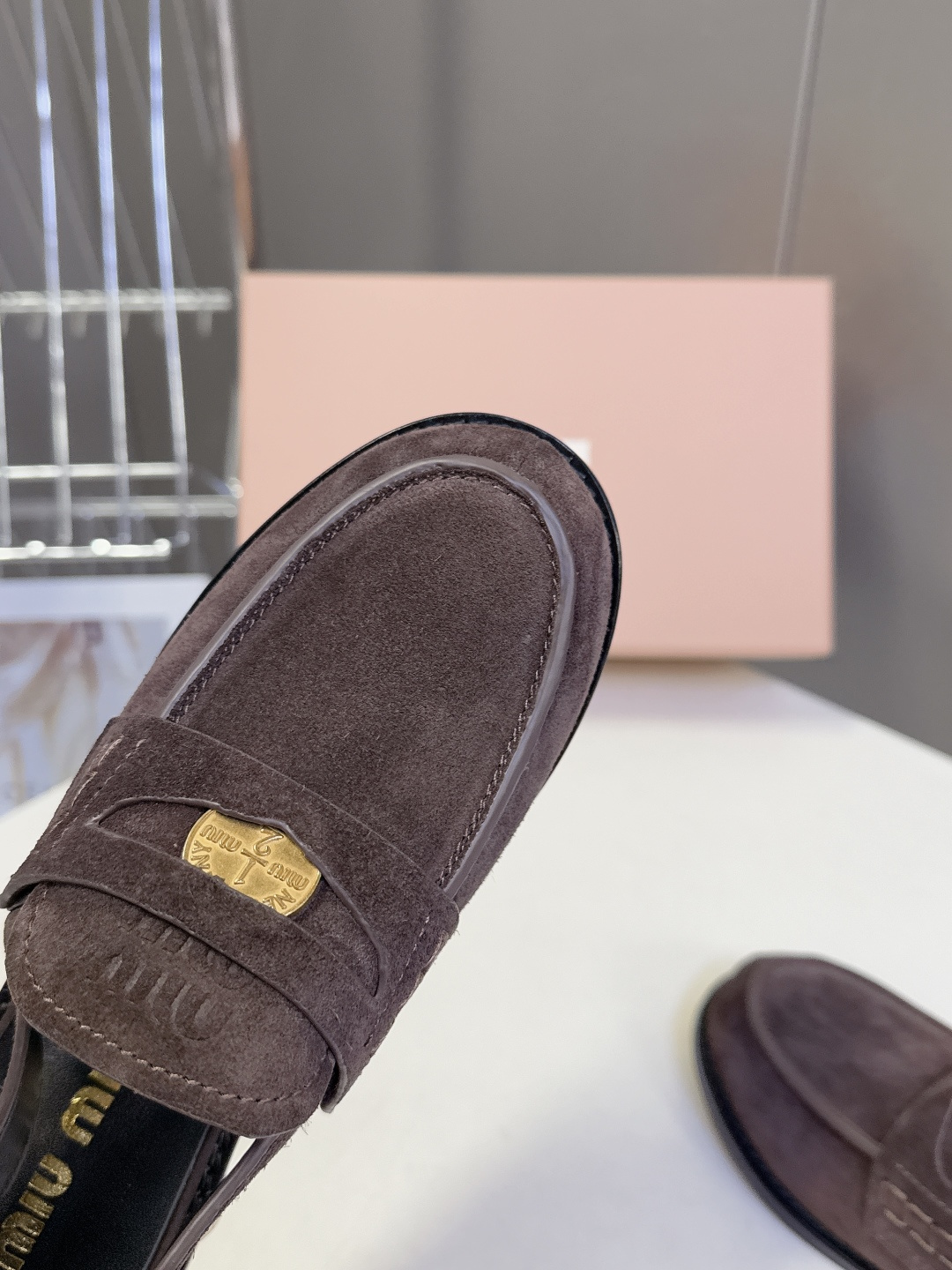 Miu Miu缪缪春夏最新款钱币后空乐福鞋 新出的‘小钱币’真的让人一整个心都融化✔️超多网红时尚博主种